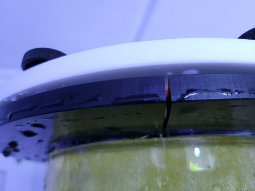 Her er den flange der er knækket. Den er knækket på begge sider af reaktorrøret. Det er billedet jeg sendte til Thomas fra Ølstykke.