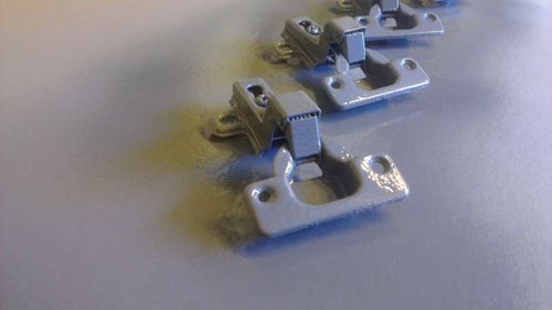 IMAG0145.jpg (19.16 KiB) Vist 4968 gange Skruer og beslag til skabet og låger var lidt rustne, de fik en gang slibning og kold galvanisering samt en gang sort dækfarve.