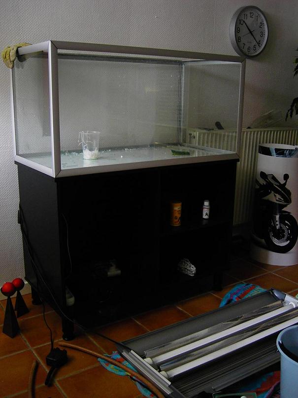 Akvariet bliver total rengjort.