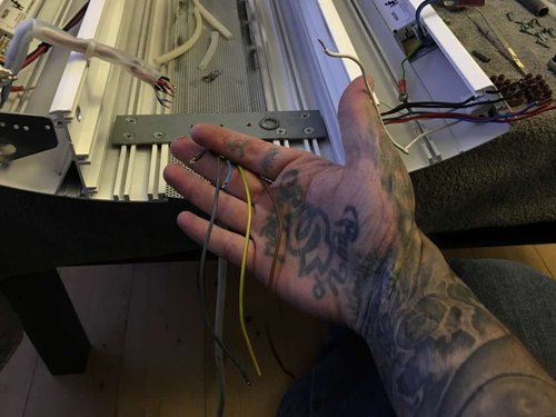 IMG_0200.JPG (63.52 KiB) Vist 1299 gange 5 leder inkl. jord til T5'erne i stedet for de to separate kabler der var før!