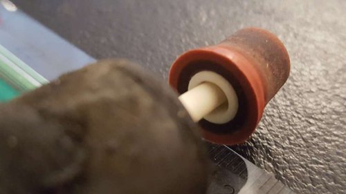 Akslen er så slidt, så der er tydligt slup i lejet.jpg (34.93 KiB) Vist 32552 gange Dér hvor akslen går ind i lejet, er der et tydeligt "slup", så den har siddet og raslet rundt nede i lejet. I grunden imponerende at den ikke er knækket. Det er ret meget materiale der er slebet væk, så den er ret tynd på sine steder.