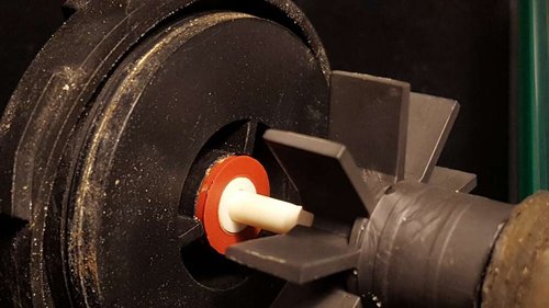 Ingen, eller meget mindre slup i den anden ende.jpg (51.36 KiB) Vist 32552 gange Der er stort set ingen "slup" i den anden ende af akslen. Her sidder den som den skal i lejet.