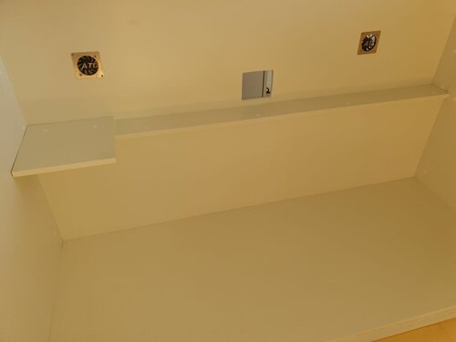 Jeg har monteret 2 stks ATI blæsere (fra en Powermodule t5 lampe) i bagvæggen, til at suge luft ud af skabet- der bliver 5 cm mellem skab og væg, så der er plads til at komme af med luften. Hylden til venstre er beregnet til dosseringsmaskinen