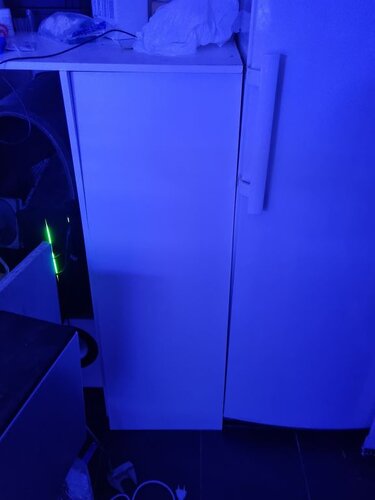 Her inde ved siden af fryseren har jeg min kalkreakter, 129 cm høj :)