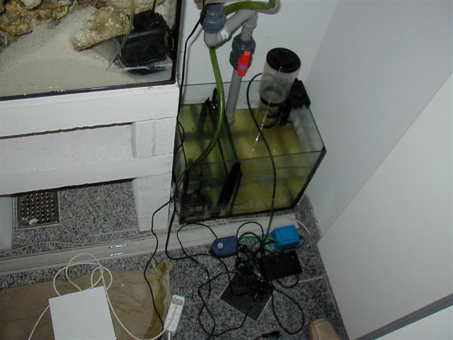 skal der ikke en cirk.pumpe ned i det store kammer???