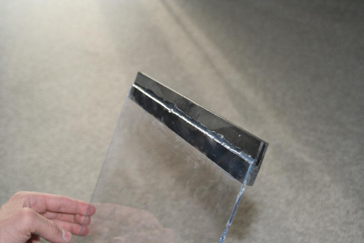 så limer du &amp;quot;kammen&amp;quot; på. Som på billedet. Og husk den skal sidde lidt nede på glasset så du kan justere overflade højden.