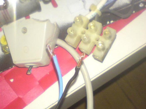 Begge lamper skulle have sat nogle længere ledninger på for at kunne nå ned bag akvariet.