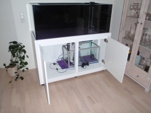 akvarie på skab åbent.jpg