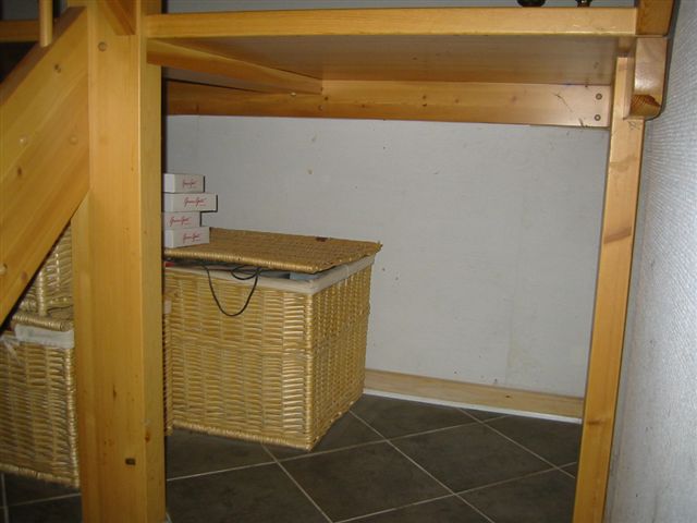 Billed 31..er bagvæggen af billed 28..bemærk lav højde pga trap til 1 sal.