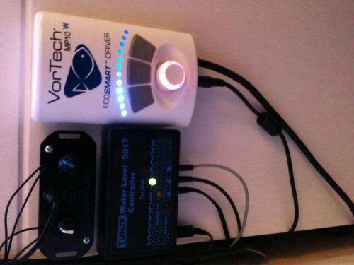 Siden af skabet, hvor jeg har mine controllere. Vortech MP10, Tunze Osmolator samt controllerbox til individuel styring af hhv. blå og hvide dioder på min lampe.