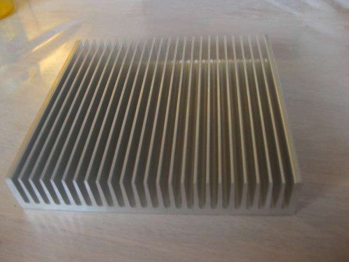 IMG_2423.JPG (32.55 KiB) Vist 15582 gange kølepladen skal lige saves til inden dioderne bliver sat på med kølepasta. regner også med at der kommer en lille blæser på