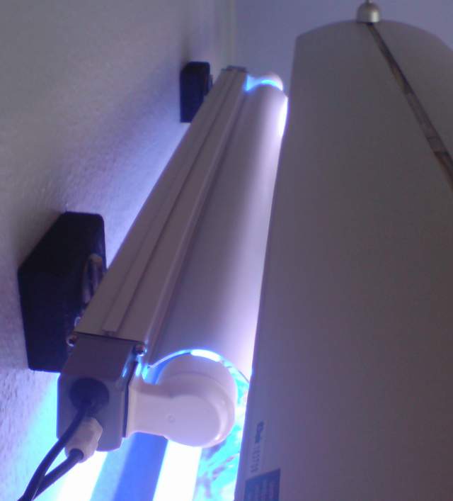 Setuppet set fra siden med t5 amaturet på væggen, og hqi-lampen foran: