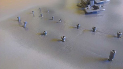 IMAG0144.jpg (16.5 KiB) Vist 5226 gange Skruer og beslag til skabet og låger var lidt rustne, de fik en gang slibning og kold galvanisering samt en gang sort dækfarve.