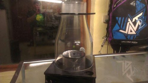 IMAG0206.jpg (29.35 KiB) Vist 5226 gange Købte en kun halvt år gammel ATI powercone 200 IS af en venlig bruger herindefra, han havde desværre renset kalkalger af med en grydesvamp så hele keglen var mat ude og inde, den fik jeg poleret op i hånden med en gang auto lak rens og et par timers arbejde :) toppen har lidt tilbage med det hele var meget værre før :) godt tilfreds med resultatet.