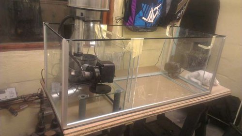 IMAG0252.jpg (32.9 KiB) Vist 4801 gange Så skulle der bygges sump, skummeren skulle stå i 19 cm. vand, så der skulle lige bruges lidt glas til at prøve sig frem og tilbage for at få den rette højde (godt naboen ikke skal bruge sit drivhus sådan lige med det samme) ;)