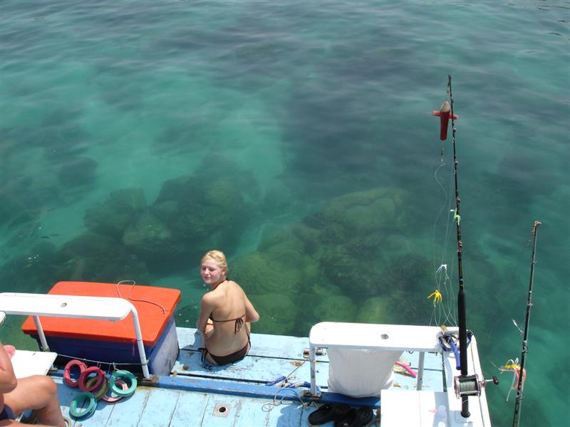 Vi holdt en pause under fiske turen, hvor vi sejlede ind for at snorkle og spise middag. sikke noget vand